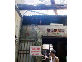 Several households still live in dilapidated houses in Hanoi old quarter (Photo: SGGP)